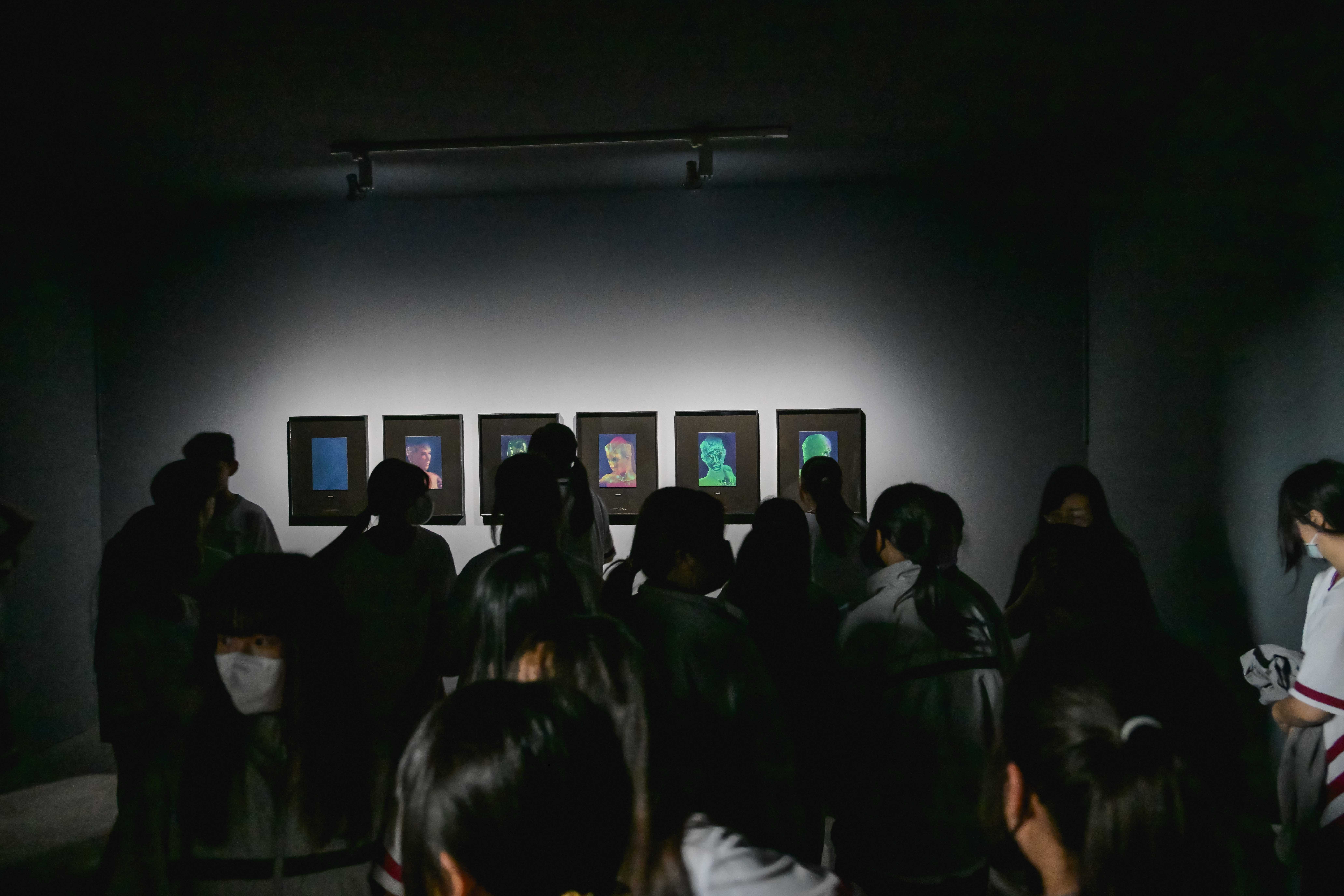 08_參觀新竹241藝術空間，脫下鞋子入展間與作品互動